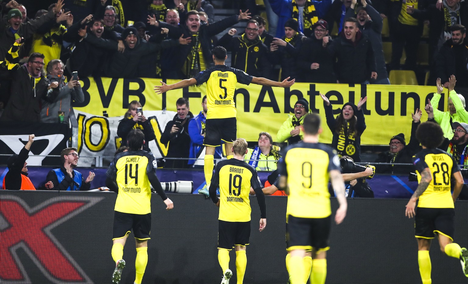 epa07975200 Dortmund&#039;s Achraf Hakimi (C) celebrates after scoring the 3-2 goal during the UEFA Champions League group F soccer match between Borussia Dortmund and Inter Milan in Dortmund, Germany ...