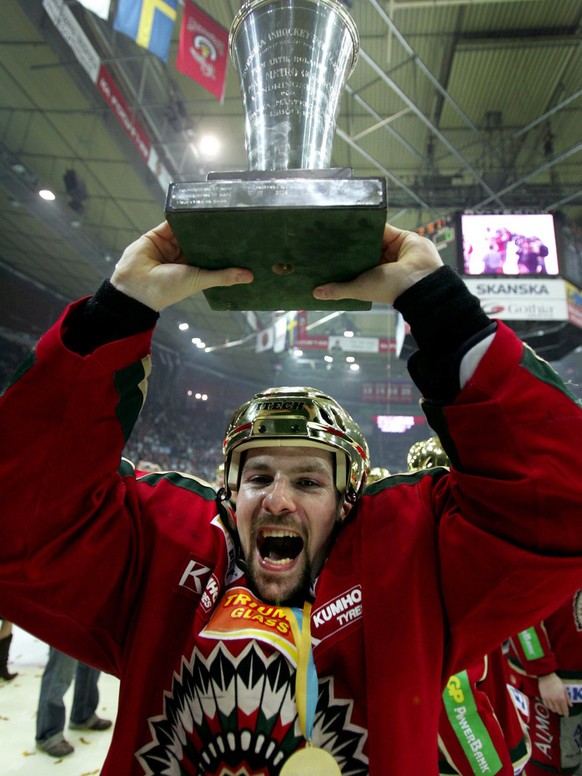Frolunda&#039;s Swiss player Martin Pluess celebrates as holds aloft the Swedish ice hockey trophy, Monday April 11, 2005 in Gotheburg, Sweden. Frolunda beat Farjestad by 1-0 in sudden death in the fi ...