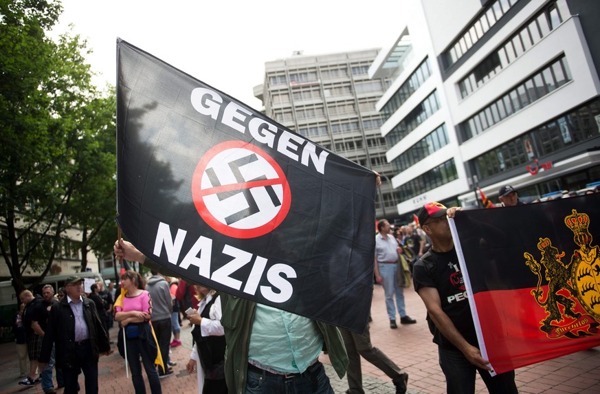 Eine Gruppe, die in Stuttgart gegen Pegida protestiert.