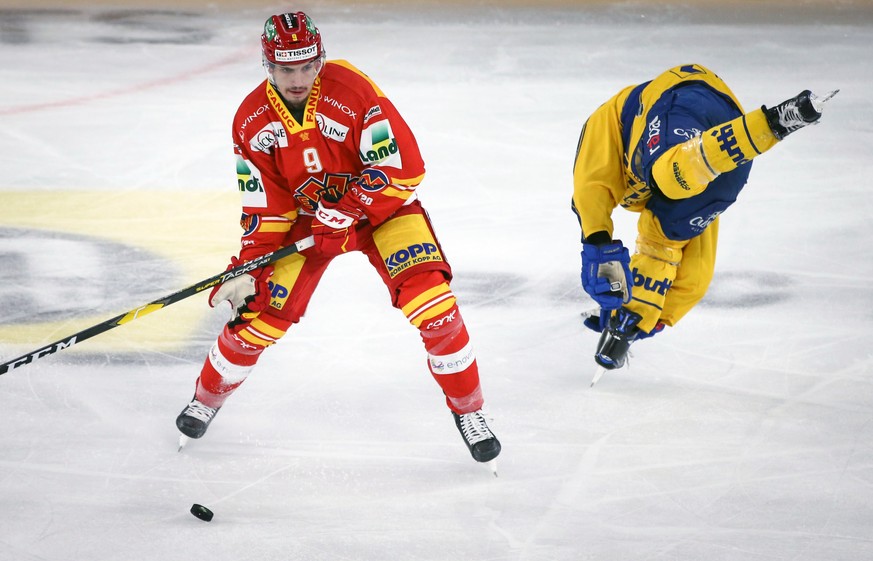 Biels Damien Riat, links, gegen Davos&#039; Lukas Stoop, rechts, im Eishockey Meisterschaftsspiel der National League zwischen dem EHC Biel und dem HC Davos am Dienstag, 24. September 2019, in der Tis ...