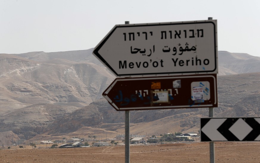 epa07839632 A road sign lead to the Israeli settlement of Mevo&#039;ot Jerichoin, in the Jordan valley, West Bank, 13 September 2019. According to media reports, Israeli Prime Minister Benjamin Netany ...