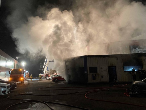 In der Nacht auf Montag ist ein Autogaragenbetrieb in Oberbüren SG im Industriegebiet Haslen in Brand geraten. Personen seien nach aktuellem Erkenntnisstand zwar keine betroffen, teilte die Kantonspol ...