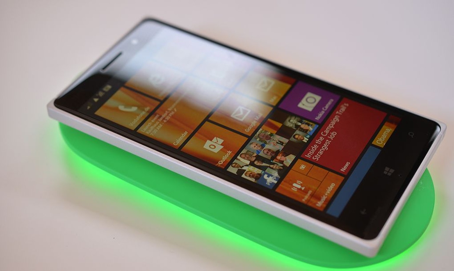 Wie bei Nokia üblich, lässt sich das auch das neuste Lumia drahtlos aufladen, wenn es auf eine Ladestation gelegt wird. Das Gehäuse lässt sich öffnen, um den Akku zu wechseln oder eine Speicherkarte ( ...