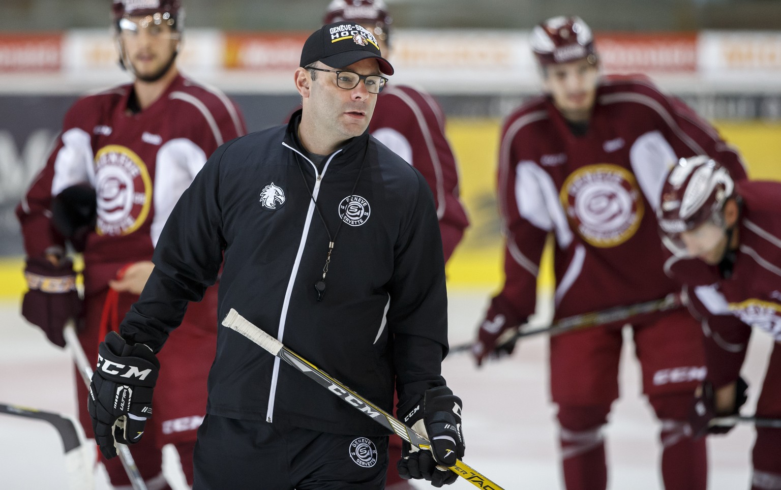 Geneve-Servette&#039;s Head coach Craig Woodcroft instructs his players, during a training session of Geneve-Servette HC, at the ice stadium Les Vernets, in Geneva, Switzerland, Wednesday, September 6 ...