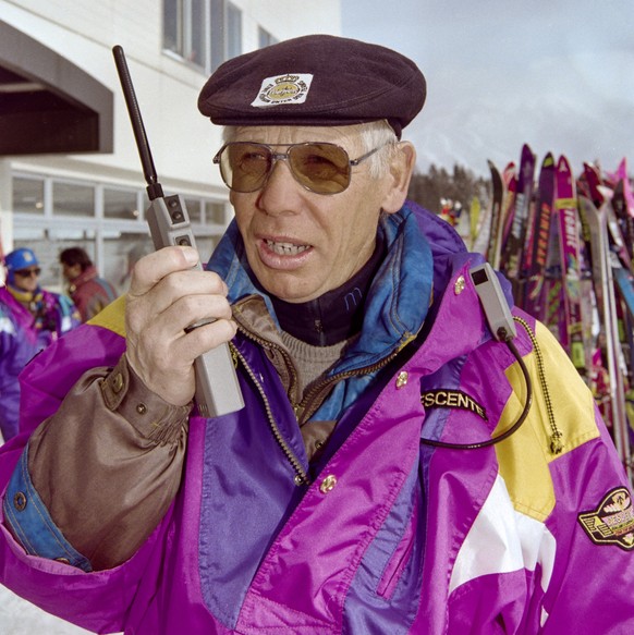 Karl Frehsner, head coach of Swiss Ski&#039;s men&#039;s team, in action in February 1993 at the Alpine World Ski Championships in Morioka, Japan. (KEYSTONE/Str) 

Skitrainer Karl Frehsner in Aktion,  ...