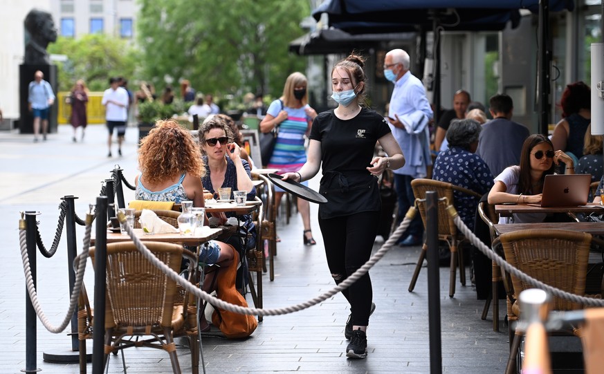epa09272800 Customers at an outside restaurant in London, Britain, 15 June 2021. British Prime Minister Boris Johnson has announced on 14 June, a month long delay to lockdown easing regulations. The U ...
