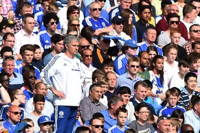 Kritischer Blick von Chelsea-Trainer José Mourinho.