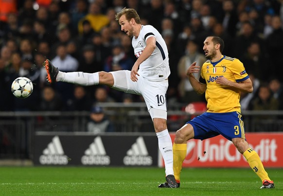 epa06587873 Tottenham Hotspur&#039;s Harry Kane (L) and Giorgio Chiellini (R) of Juventus FC in action during in the UEFA Champions League game between Tottenham Hotspur and Juventus in Wembley stadiu ...