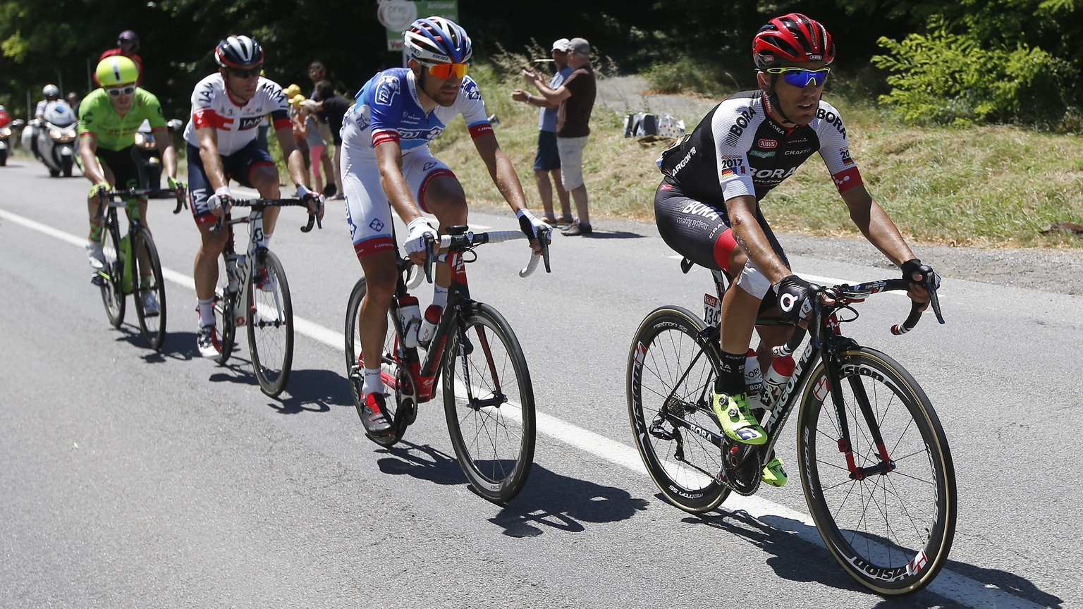 epa05427795 (R-L) The breakaway group including Italian Cesare Benedetti of Bora-Argon 18, French cyclist Jeremy Roy of FDJ, Swiss Martin Elmiger of IAM cycling and US rider Alex Hoews of Cannondale D ...