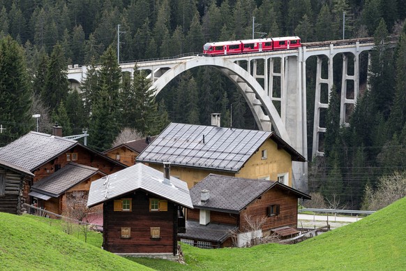 The Arosa line of the Rhaetian Railway, RhB, on the Langwieserviadukt in Langwies, Switzerland, pictured on April 30, 2013. The Arosa line is a railway line from Chur to Arosa. (KEYSTONE/Arno Balzarin ...
