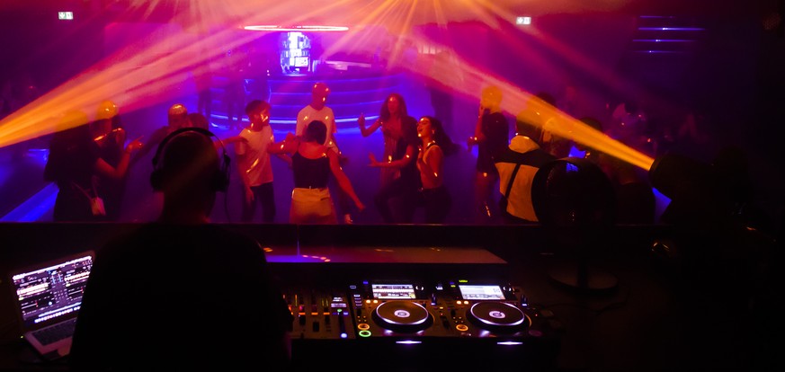 Des jeunes font la fete sur la piste de danse dans la discotheque le D! Club lors de la crise du Coronavirus (Covid-19) le jeudi 2 juillet 2020 a Lausanne. Seulement 300 personnes peuvent danser par s ...
