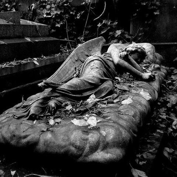 highgate cemetery gothic spooky horror film victorian london england makaber friedhof grab https://www.pinterest.com/pin/365002744769594275/