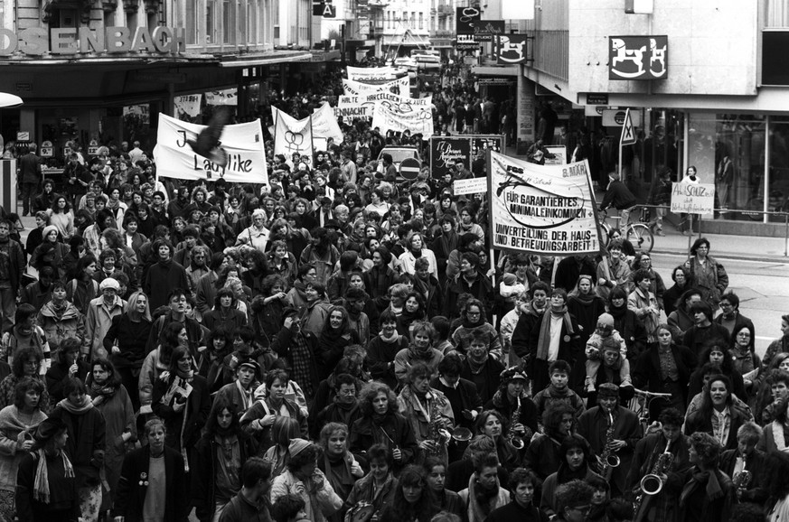 Frauen demonstrieren im Maerz 1989 in Luzern mit Tranparenten am Internationalen Frauentag. (KEYSTONE/Str)