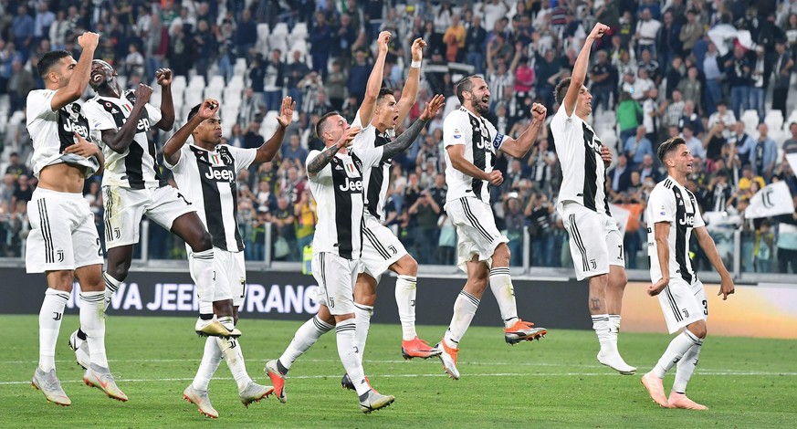 epa07057308 Juventus&#039; players celebrate their win after the Italian Serie A soccer match between Juventus FC and SSC Napoli at Allianz Stadium in Turin, Italy, 29 September 2018. EPA/ALESSANDRO D ...