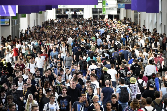 epa06158108 Visitors push forward through the exhibition halls of the Gamescom gaming convention in Cologne, Germany, 23 August 2017. The Gamescom gaming convention runs from 22 to 26 August 2017. EPA ...