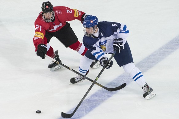 Switzerland&#039;s Robin Fuchs, left, und Finland&#039;s Vili Saarijarvi, right, fight for the puck, during a ice hockey U18 World Championships match between Switzerland and Finland, at the ice stadi ...