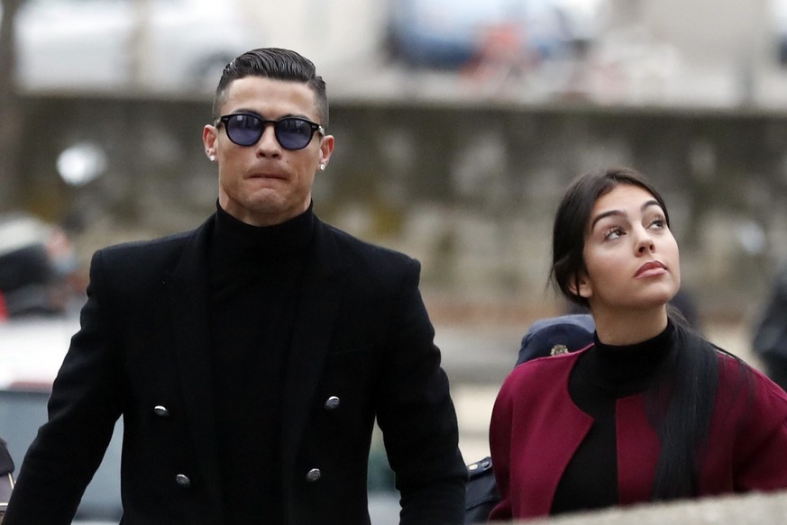 epa07308251 Juventus FC forward Cristiano Ronaldo (L) and his partner Georgina Rodriguez (R) arrive to a court in Madrid, Spain, 22 January 2019. Ronaldo is accused of four tax offenses. EPA/JAVIER LI ...