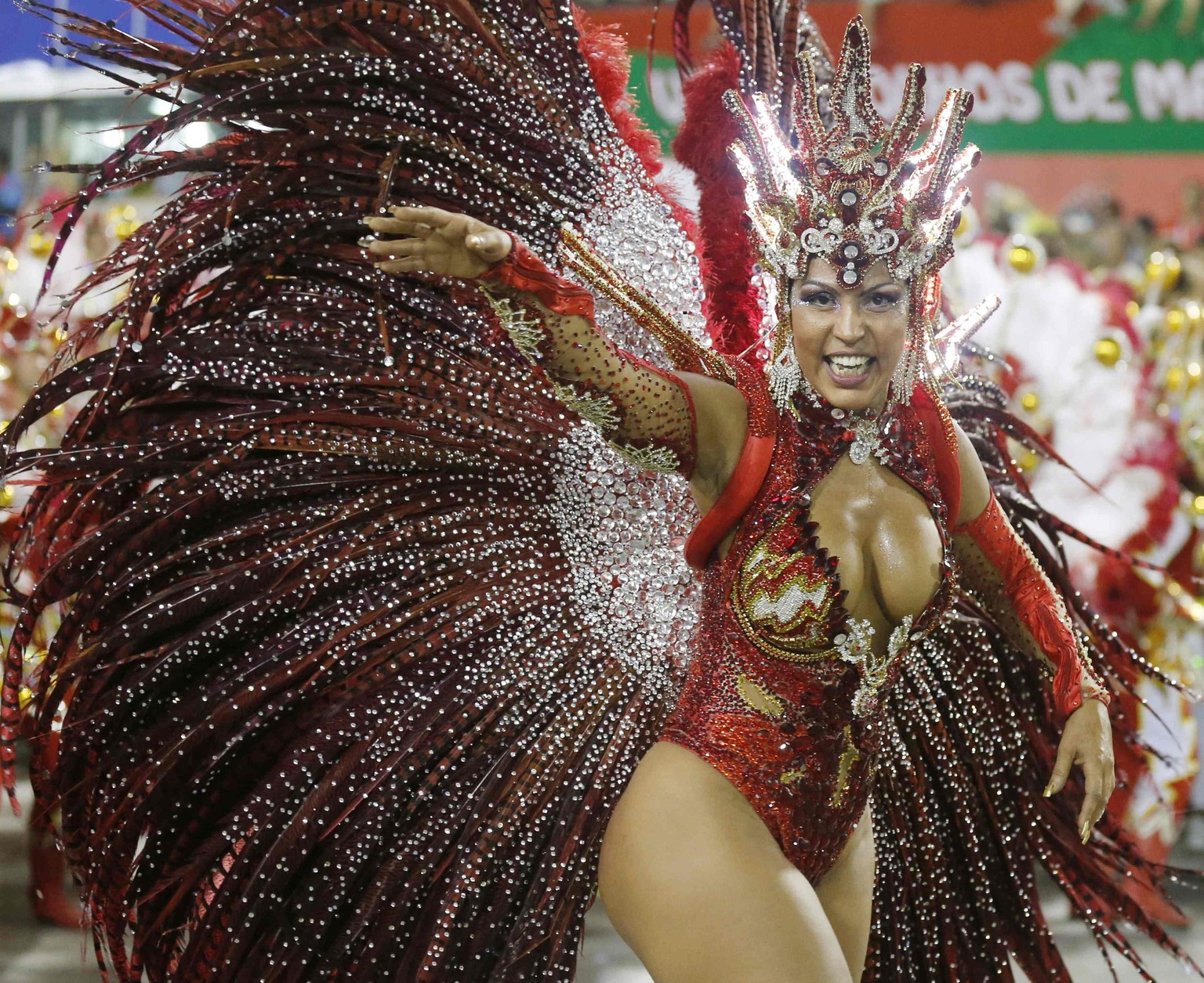 Viel nackte Haut und bunte Kostüms zeigen Brasilianerinnen besonders am Karneval.