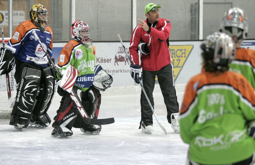 Goalietraining mit dem Star: Martin Gerber trainiert 2008 mit jungen Torhütern in Huttwil.