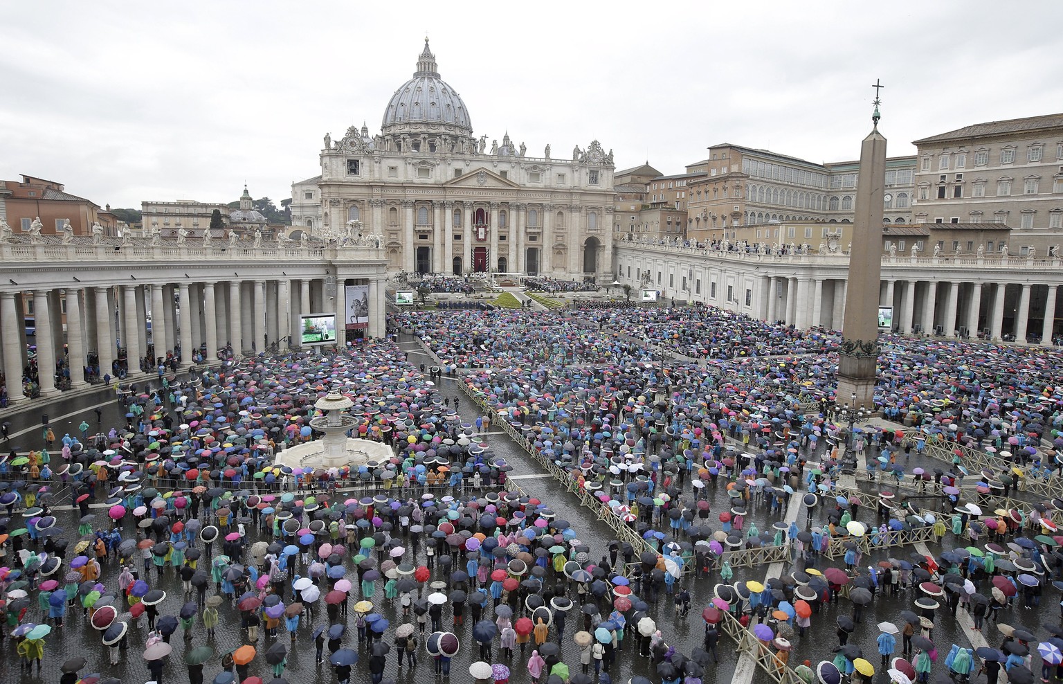 Tausende Gläubige feierten auf dem Petersplatz in Rom das Osterfest.