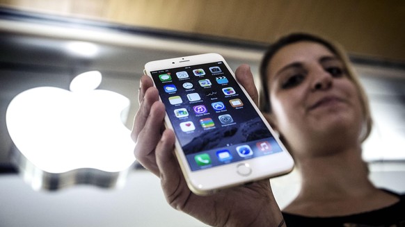 epa04417975 A girl shows the new Iphone 6 outside a Apple Store in Milan, Italy, 26 September 2014. The new iPhone 6 and iPhone 6 Plus models went on sale this morning. EPA/ANGELO CARCONI