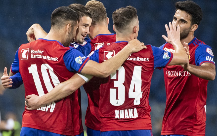 Die Basler jubeln nach dem 3:0 durch Edon Zhegrova, 2. von links, im Fussball Meisterschaftsspiel der Super League zwischen dem FC Basel und dem FC Zuerich im Stadion St. Jakob-Park in Basel, am Mittw ...