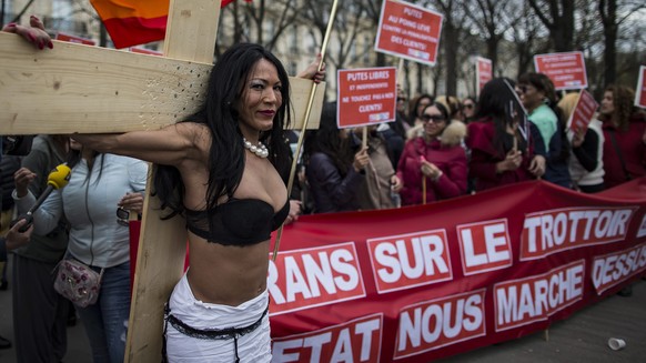 Das horizontale Gewerbe war nicht in Gänze mit dem neuen Gesetz einverstanden. Betroffenen protestierten am 6. Apil in Paris gegen die «Kriminalisierung» ihrer Freier.