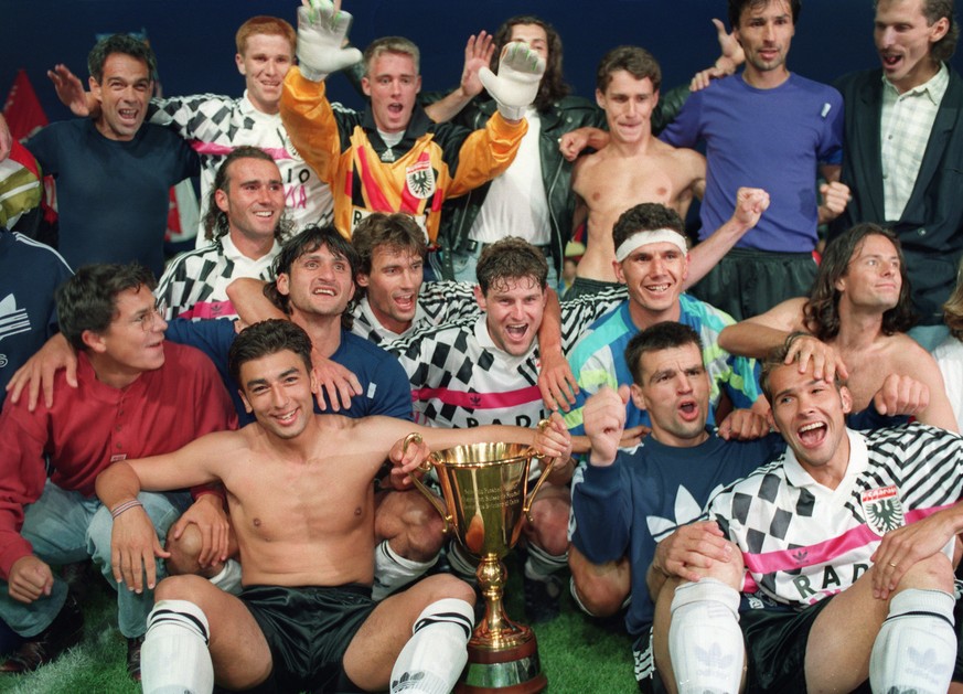 Das waren noch Zeiten: Die Spieler des FC Aarau feiern 1993 im eigenen Stadion den Schweizermeister-Titel.