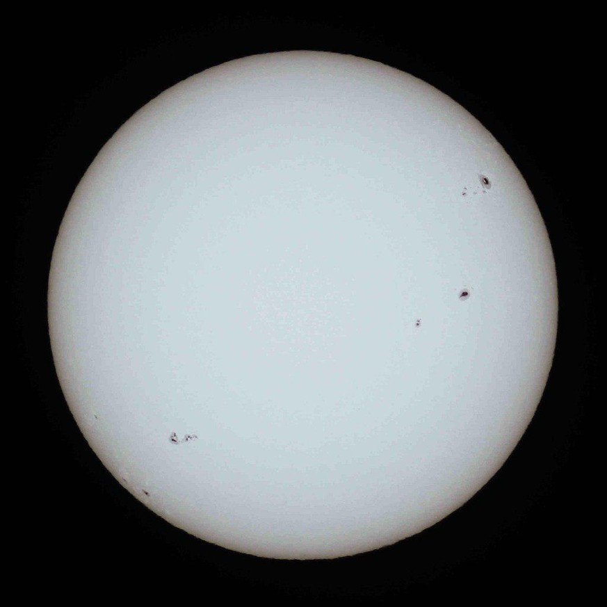 Sonne
By Geoff Elston - Society for Popular Astronomy, Solar section, http://www.popastro.com/solar/solarobserving/chapter.php?id_pag=30, CC BY 4.0, https://commons.wikimedia.org/w/index.php?curid=359 ...