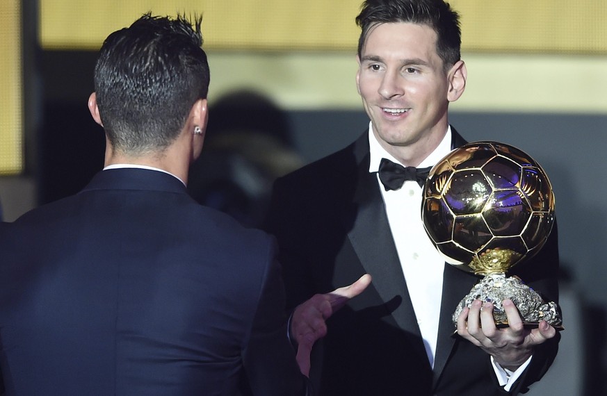 epa05097680 Argentina&#039;s Lionel Messi (R) is congratulated by Portugal&#039;s Cristiano Ronaldo after winning the FIFA Men&#039;s soccer player of the year 2015 prize during the FIFA Ballon d&#039 ...