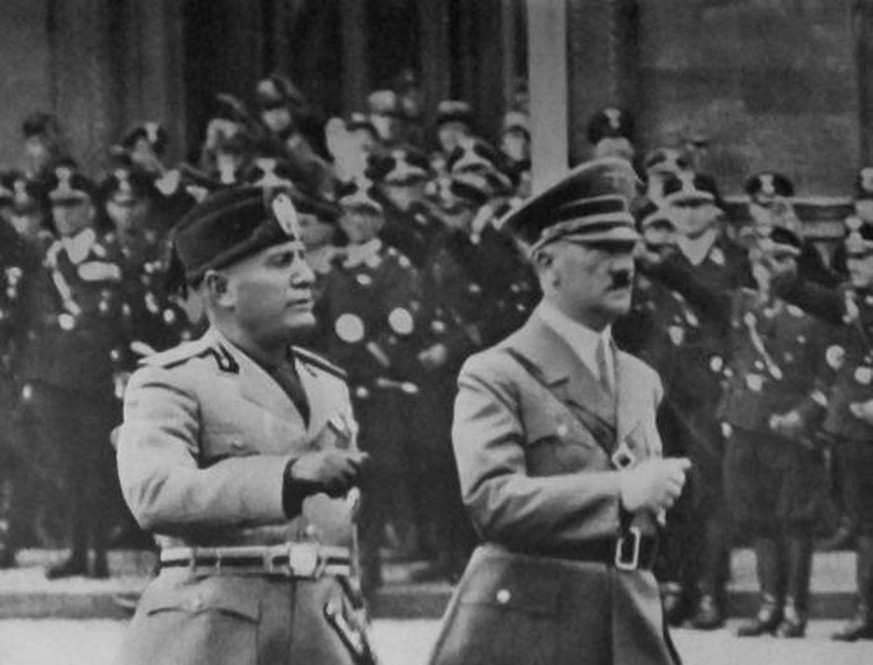 Benito Mussolini (links) mit seinem deutschen Kollegen.