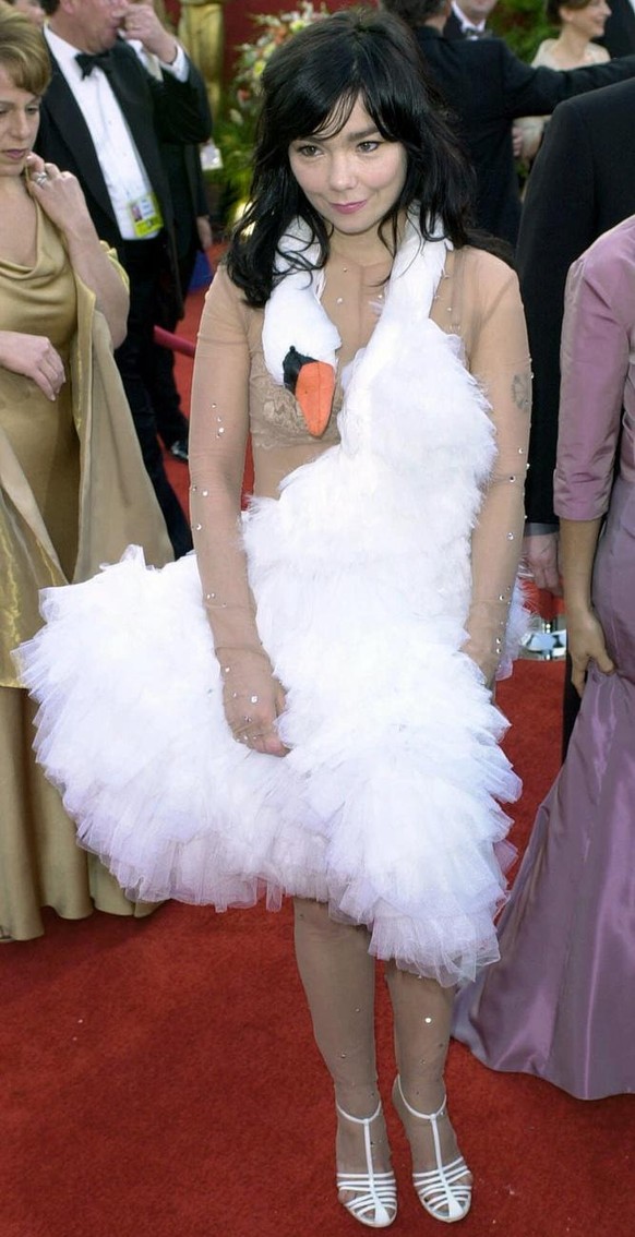 Singer Bjork arrives at the 73rd annual Academy Awards March 25, 2001, in Los Angeles.(KEYSTONE/AP Photo/Michael Caulfield)