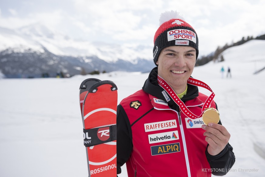Loic Meillard posiert nach seinem Sieg in der Superkombination an den Alpinen Ski Schweizermeisterschaften, am Freitag, 27. Maerz 2015, in St. Moritz. (KEYSTONE/Gian Ehrenzeller)
