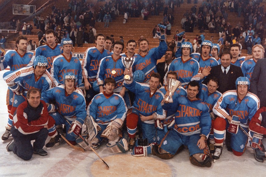 Die Spieler von Spartak Moskau jubeln beim Turnier um den Spengler Cup in Davos mit den Pokalen bei der Siegerehrung, aufgenommen am 31. Dezember 1990. (KEYSTONE/Michael Kupferschmidt)