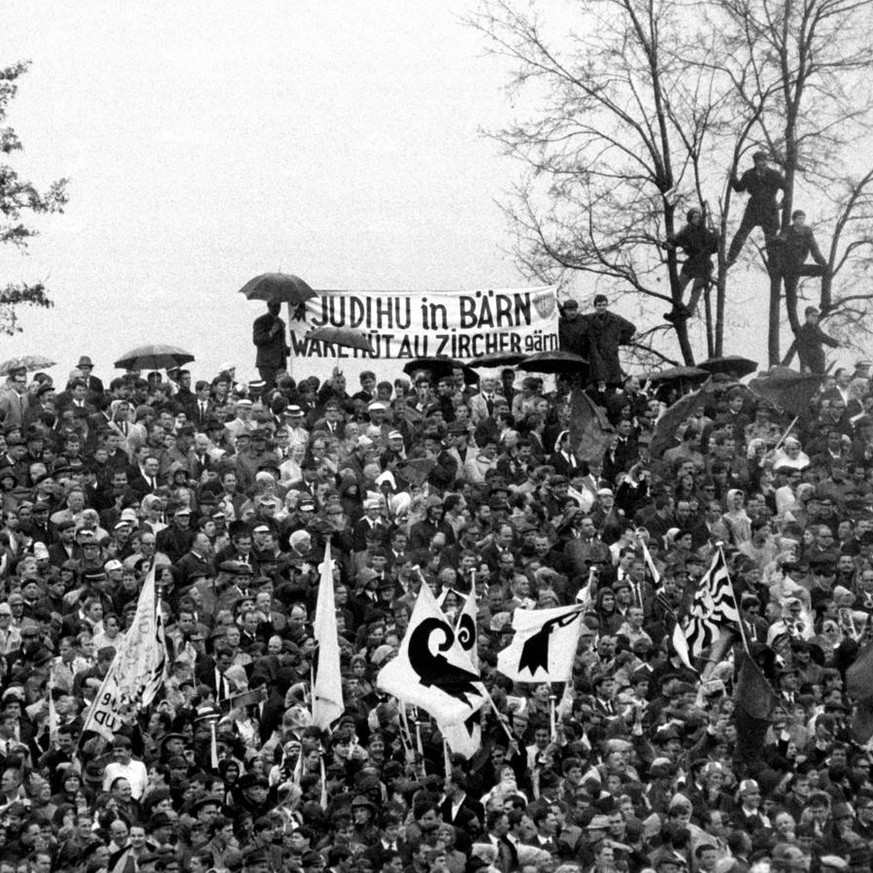 Basler Fans zeigen am 15. Mai 1967 im Wankdorf-Stadion in Bern beim Cupfinal zwischen dem FC Basel und Lausanne-Sports ein Transparent mit einer Spitze gegen Zuerich &quot;Judihu in Baern waere huet a ...