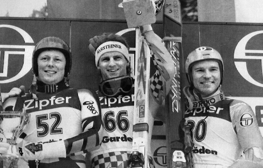 Der Liechtensteiner Markus Foser, Mitte, gewinnt mit der hohen Startnummer 66 das Abfahrtsrennen von Val Gardena, vor dem zweitplatzierten Oesterreicher Werner Franz, links, und dem fuer Luxemburg sta ...