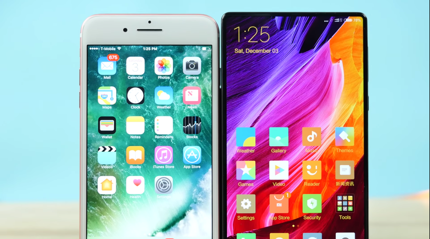 Das Mi Mix von Xiaomi (r.) neben einem iPhone 7. Die Zukunft soll randlos sein.