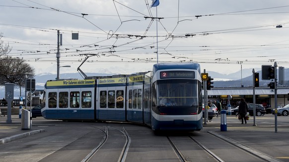 Die Zuercher Strassenbahn &quot;Cobra Tram&quot; faehrt am Paradeplatz, aufgenommen am Dienstag, 3. Maerz 2015 in Zuerich. Die Verkehrsbetriebe Zuerich (VBZ) stehen in der Kritik. Bei ihrem Vergabeent ...