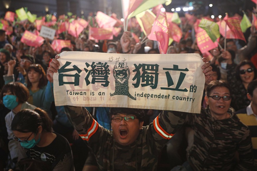epa08118967 Supporters of Taiwan President Tsai Ing-wen cheer while following the online counting of ballots during the presidential election, in Taipei, Taiwan, 11 January 2020. Taiwan, 11 January 20 ...