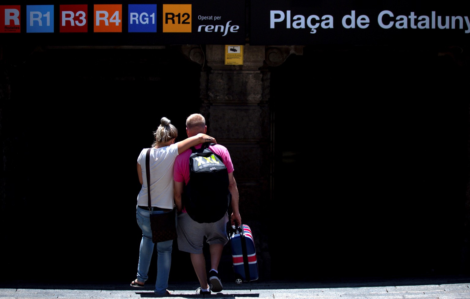 epa08568903 British tourists enter Plaza de Cataluna train station in Barcelona, northeastern Spain, 27 July 2020, on the second day after the British Government imposed a 14-day quarantine to all cit ...