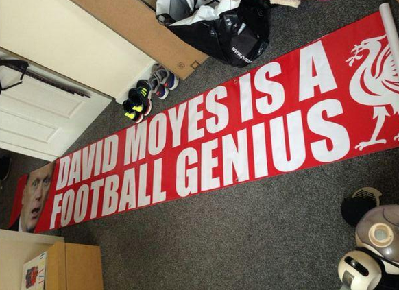 «David Moyes ist ein Fussballgenie.» Was sich auf dem Banner im Stadion nett liest, ist in Tat und Wahrheit eine ziemlich fiese Aktion von gegnerischen Anhängern. Die Fans des FC Liverpool wollen den  ...