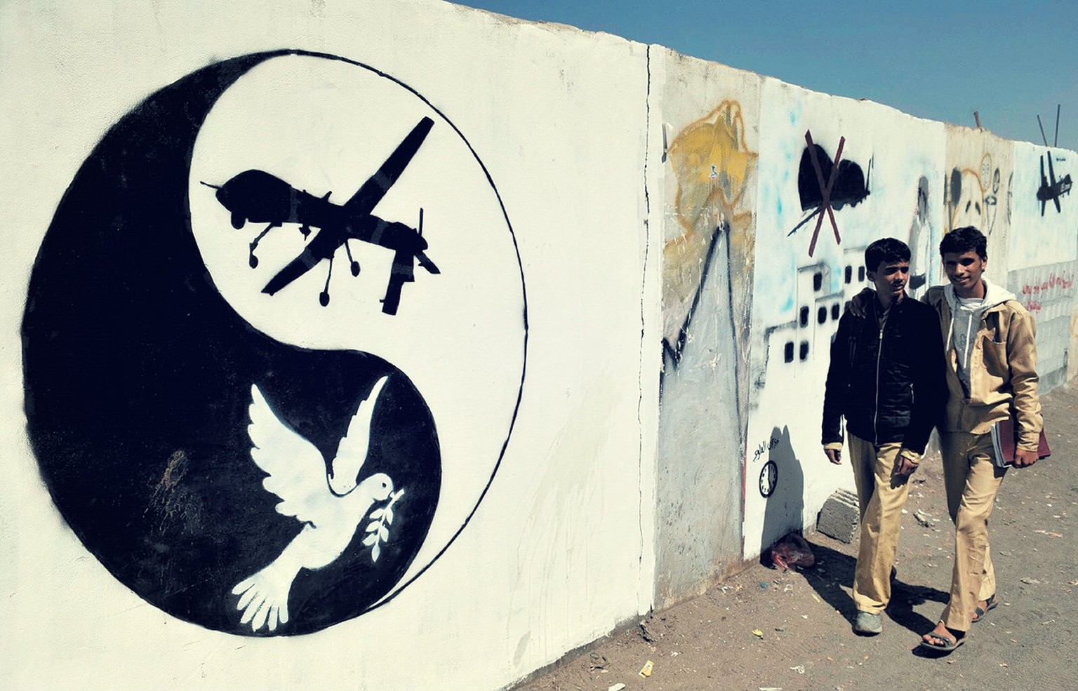 Kriegsdrohnen vs. Friedenstaube: Graffiti in Sanaa, Jemen.