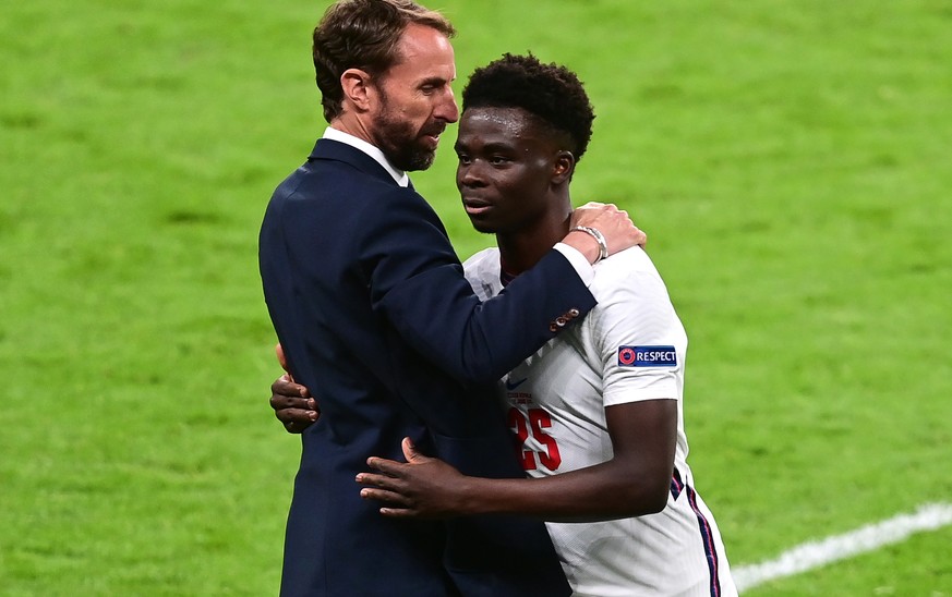 epa09294403 England manager Gareth Southgate (L) and Bukayo Saka (R) react during the UEFA EURO 2020 group D preliminary round soccer match between the Czech Republic and England in London, Britain, 2 ...