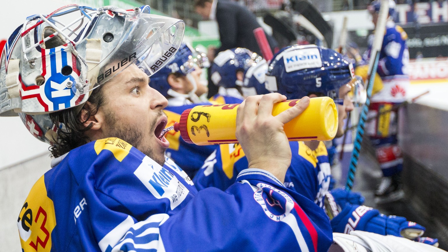 EHC Kloten Torhueter Luca Boltshauser trinkt waehrend er auf den Beginn der Verlaengerung wartet waehrend dem Eishockey-Meisterschaftsspiel der National League zwischen dem EHC Kloten und Lausanne HC  ...