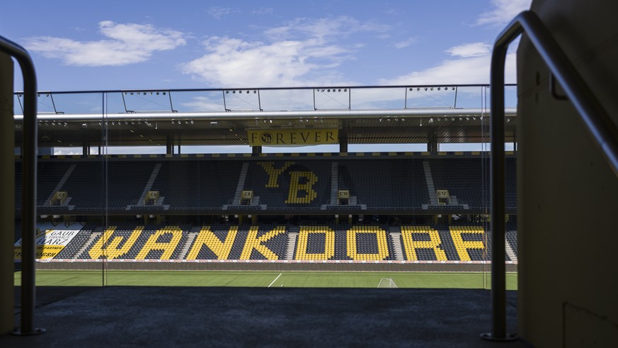 Die gelben Stuehle, welche den Schriftzug Stadion Wankdorf praesentieren, sind auf der Gegentribuene im Heimstadion der Young Boys fertig eingebaut, am Mittwoch, 1. Juli 2020 in Bern. Das 2005 eroeffn ...