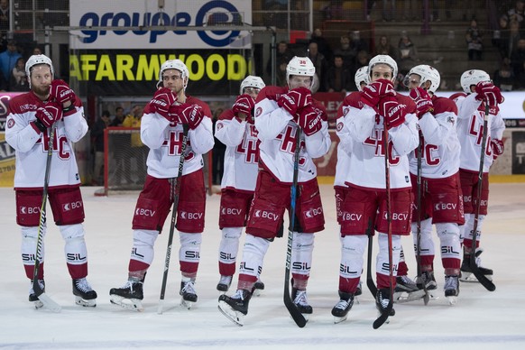 Spieler Lausanne Hockey Club, LHC, reagieren nach der Niederlage (1-4), beim Eishockey Meisterschaftsspiel der National League A zwischen den HC Fribourg Gotteron und dem Lausanne HC, am Dienstag, 30. ...