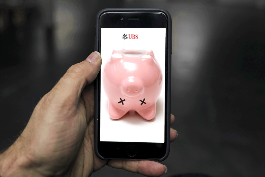 The UBS Mobile Banking app, an e-banking application by Swiss bank UBS, photographed on a smart phone in Zurich, Switzerland, on January 5, 2016. (KEYSTONE/Christian Beutler) 

Die UBS Mobile Banking  ...