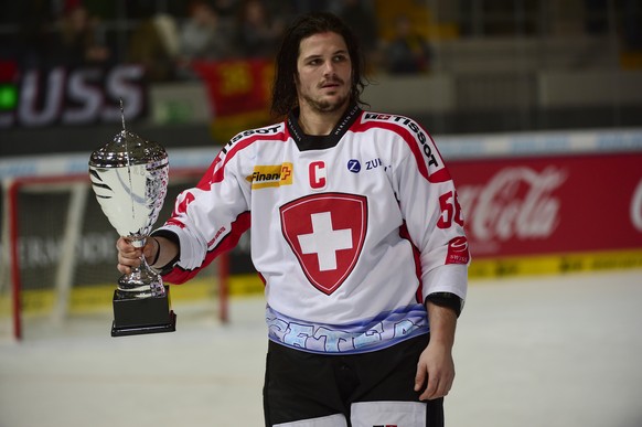 Der Bündner Dino Wieser durfte als Captain sogar den Pokal entgegennehmen.