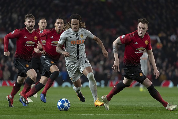 Young Boys&#039; Kevin Mbabu, center, in action during the UEFA Champions League Group H matchday 5 soccer match between England&#039;s Manchester United FC and Switzerland&#039;s BSC Young Boys in th ...