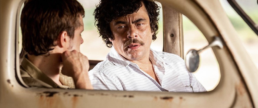 Nick (Josh Hutcherson) und Pablo Escobar (Benicio del Toro) im Todesauto von Bonnie und Clyde. Angeblich.